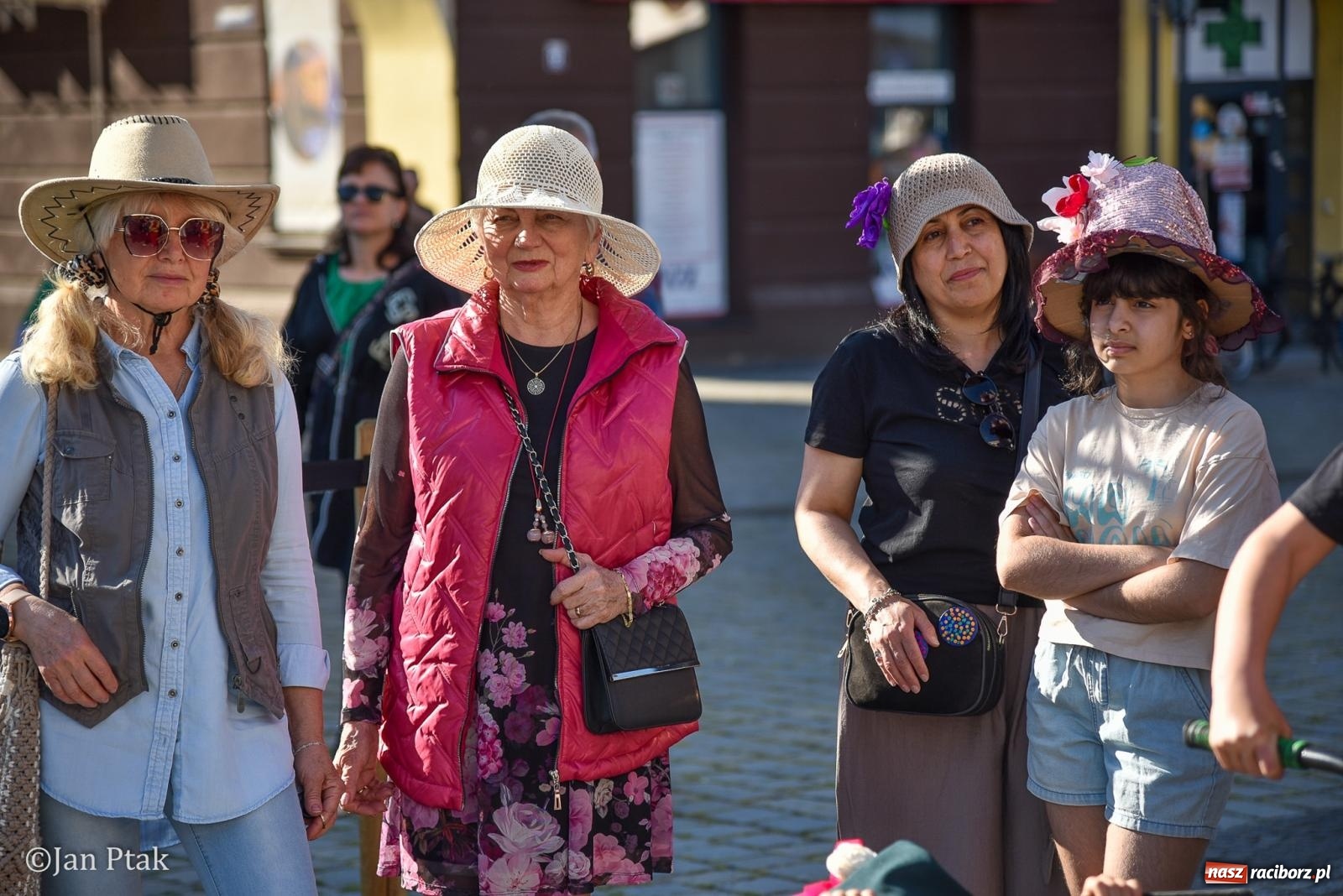 Zdjęcie w galerii na portalu naszraciborz.pl: Raciborski Spacer w Kapeluszach połączył modę, historię i miejską opowieść [FOTO] wiadomości z regionu