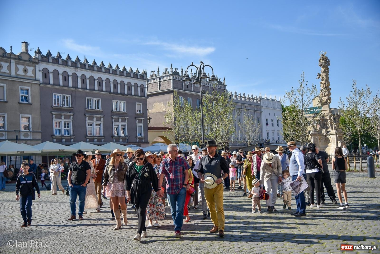 Zdjęcie w galerii na portalu naszraciborz.pl: Raciborski Spacer w Kapeluszach połączył modę, historię i miejską opowieść [FOTO] wiadomości z regionu