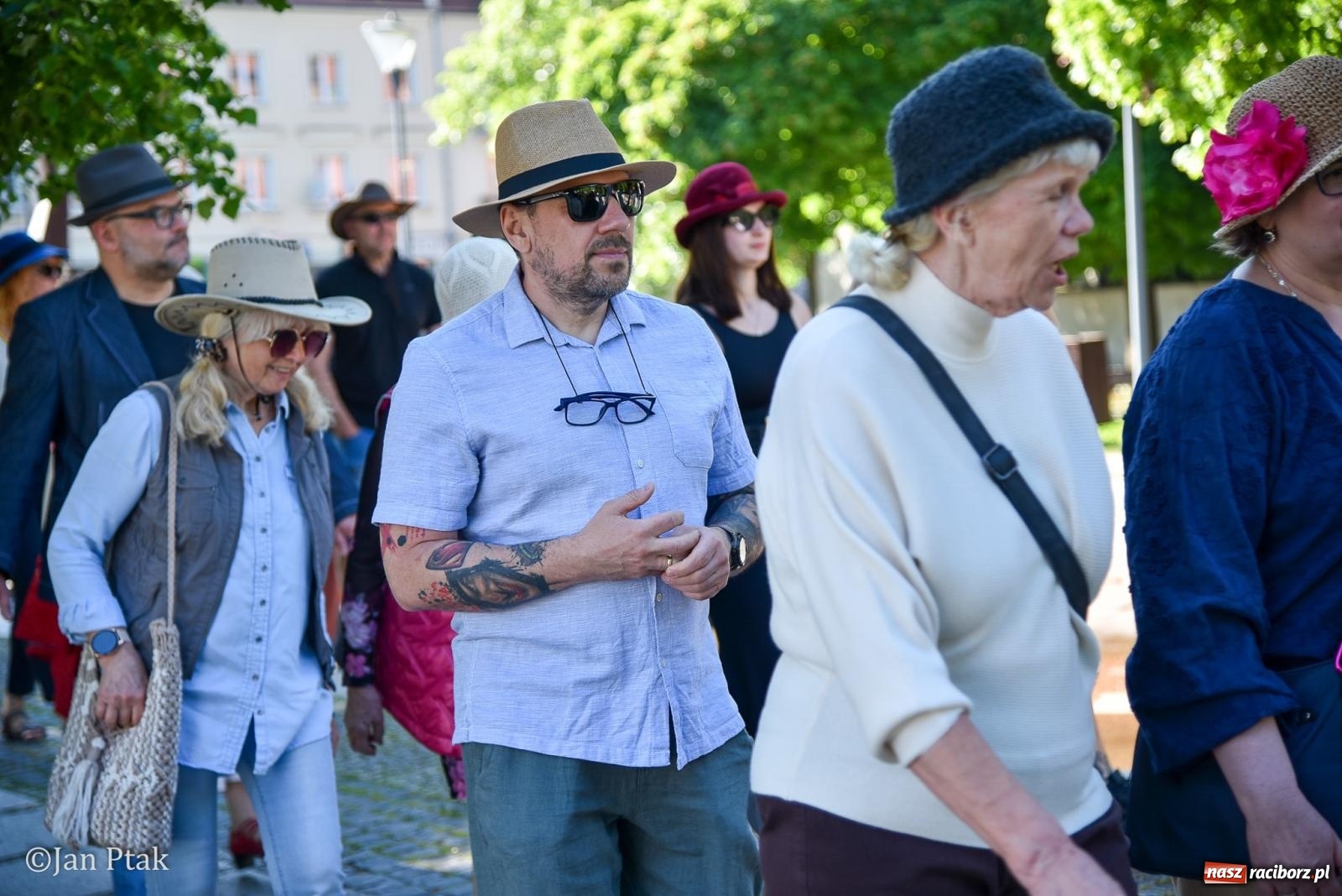 Zdjęcie w galerii na portalu naszraciborz.pl: Raciborski Spacer w Kapeluszach połączył modę, historię i miejską opowieść [FOTO] wiadomości z regionu