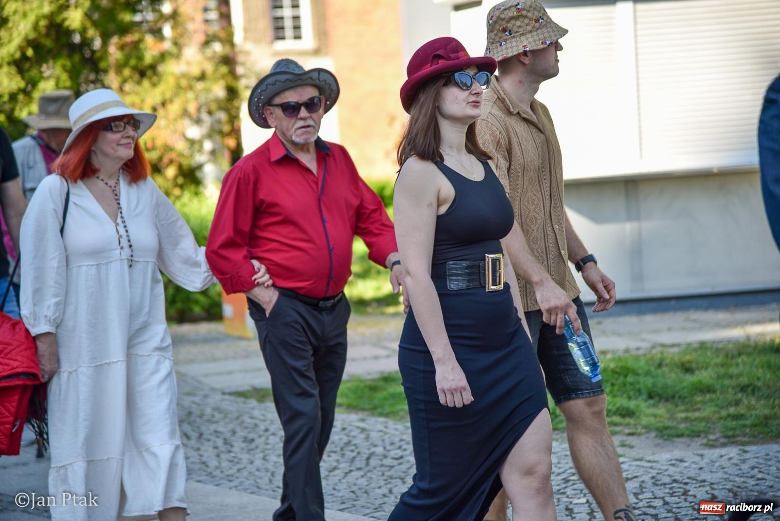 Zdjęcie w galerii na portalu naszraciborz.pl: Raciborski Spacer w Kapeluszach połączył modę, historię i miejską opowieść [FOTO] wiadomości z regionu