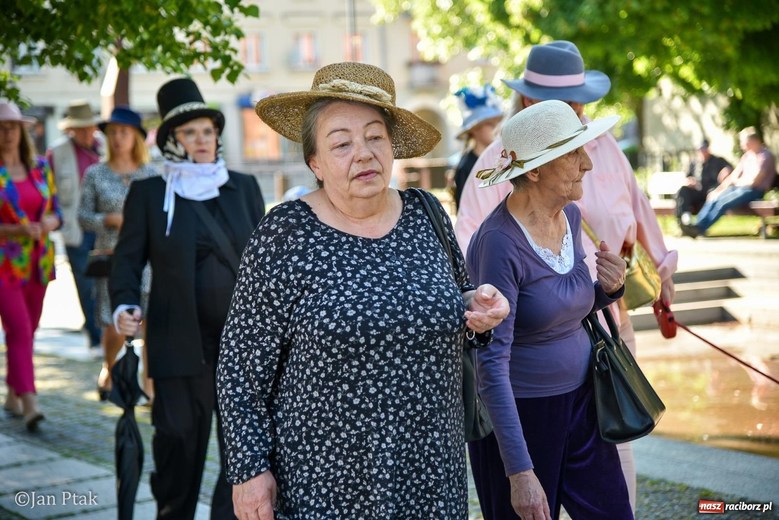 Zdjęcie w galerii na portalu naszraciborz.pl: Raciborski Spacer w Kapeluszach połączył modę, historię i miejską opowieść [FOTO] wiadomości z regionu