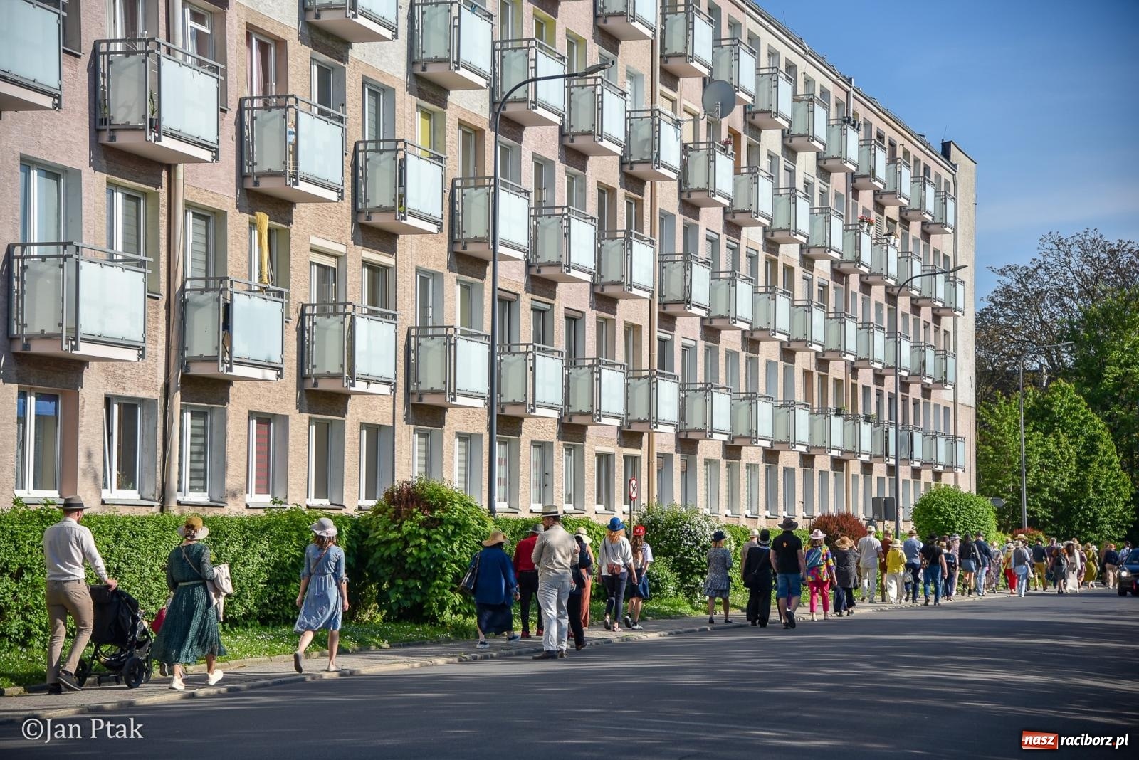Zdjęcie w galerii na portalu naszraciborz.pl: Raciborski Spacer w Kapeluszach połączył modę, historię i miejską opowieść [FOTO] wiadomości z regionu