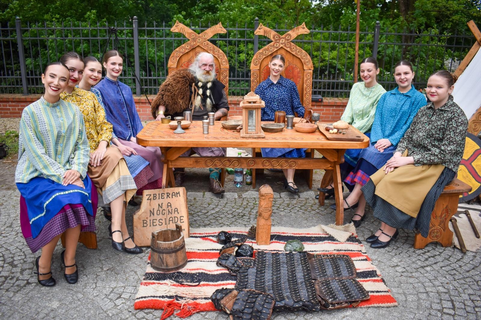 Zdjęcie w galerii na portalu naszraciborz.pl: Międzypokoleniowy spektakl na Zamku Piastowskim w Raciborzu [FOTO] wiadomości z regionu