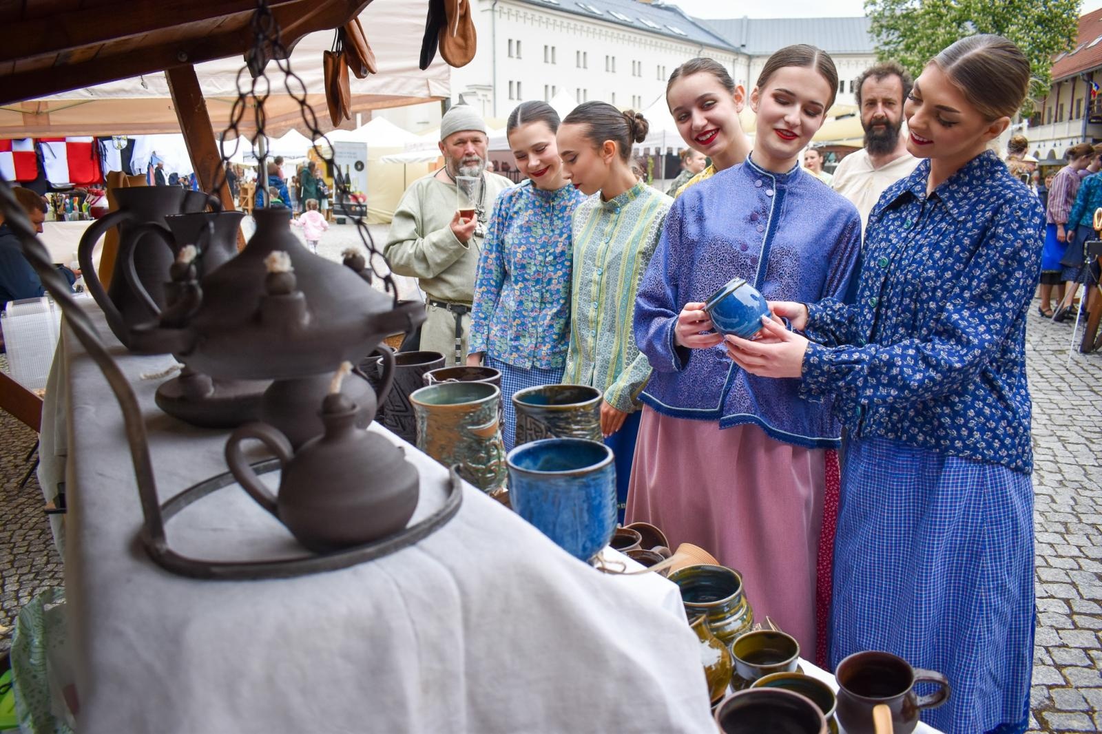 Zdjęcie w galerii na portalu naszraciborz.pl: Międzypokoleniowy spektakl na Zamku Piastowskim w Raciborzu [FOTO] wiadomości z regionu
