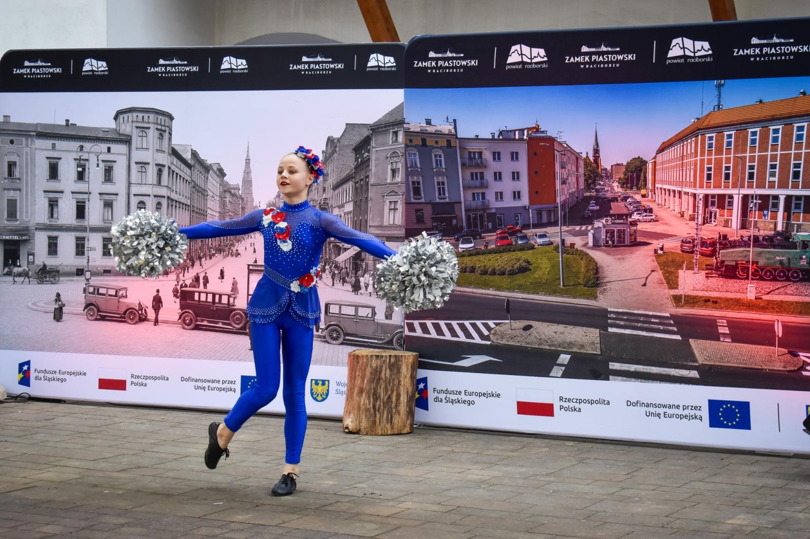 Zdjęcie w galerii na portalu naszraciborz.pl: Międzypokoleniowy spektakl na Zamku Piastowskim w Raciborzu [FOTO] wiadomości z regionu