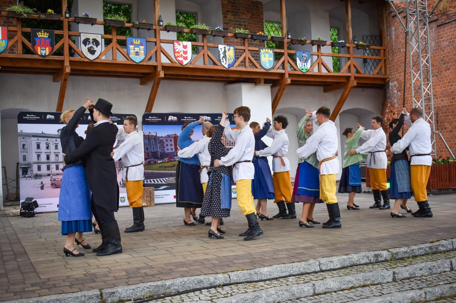 Zdjęcie w galerii na portalu naszraciborz.pl: Międzypokoleniowy spektakl na Zamku Piastowskim w Raciborzu [FOTO] wiadomości z regionu