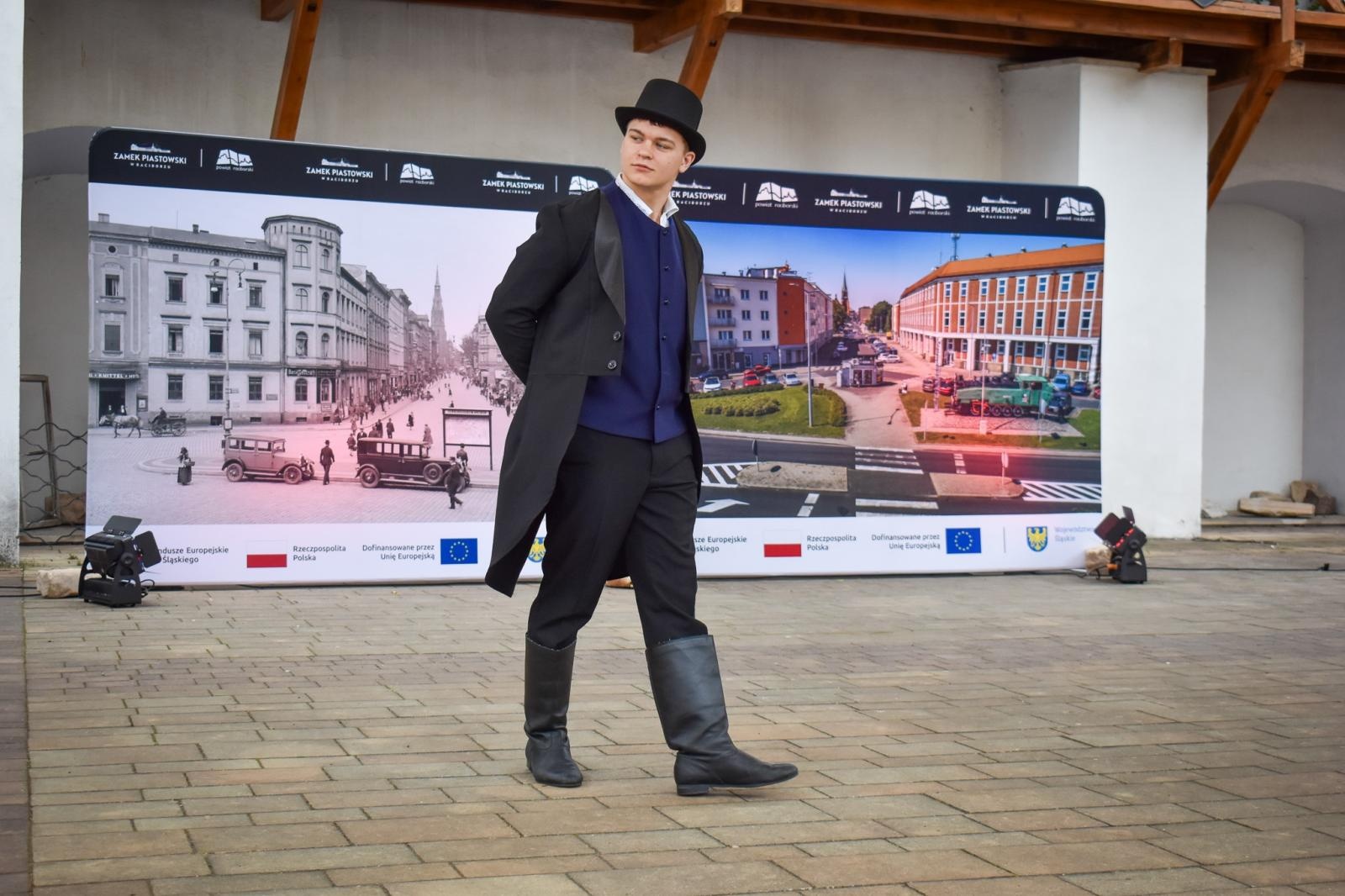 Zdjęcie w galerii na portalu naszraciborz.pl: Międzypokoleniowy spektakl na Zamku Piastowskim w Raciborzu [FOTO] wiadomości z regionu
