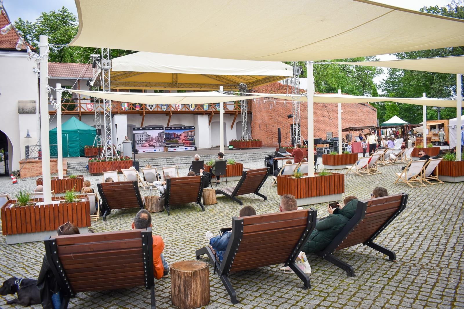 Zdjęcie w galerii na portalu naszraciborz.pl: Międzypokoleniowy spektakl na Zamku Piastowskim w Raciborzu [FOTO] wiadomości z regionu
