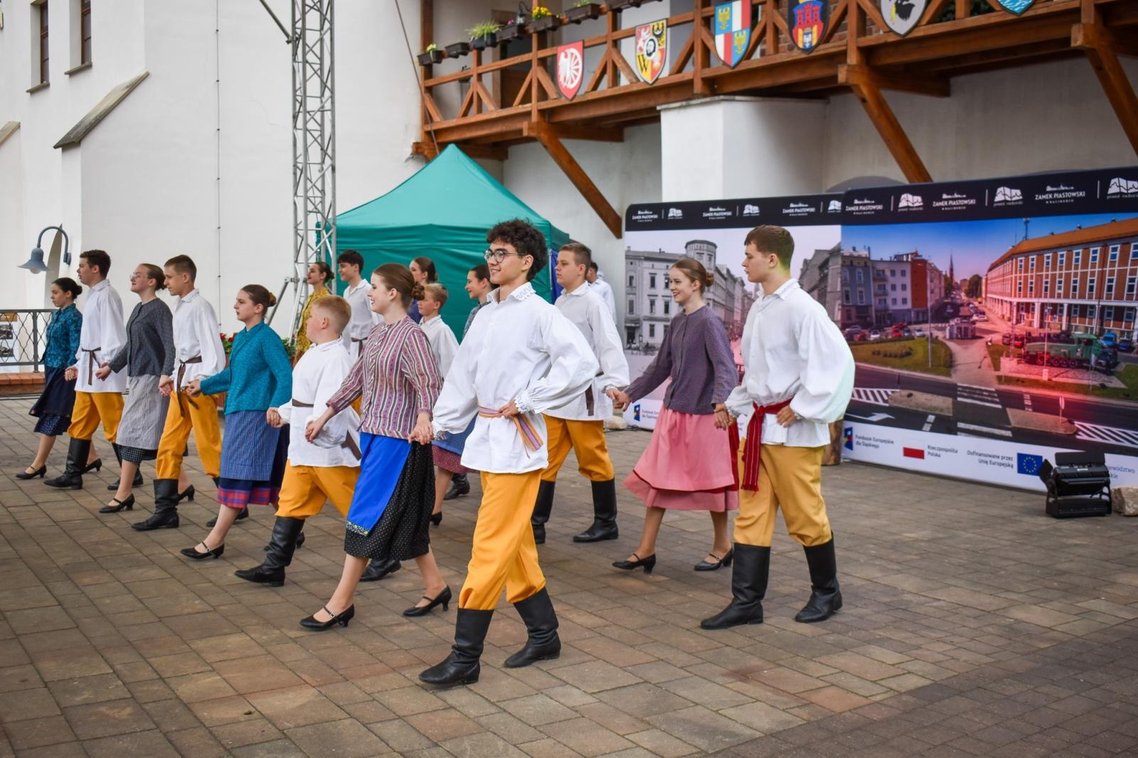 Zdjęcie w galerii na portalu naszraciborz.pl: Międzypokoleniowy spektakl na Zamku Piastowskim w Raciborzu [FOTO] wiadomości z regionu