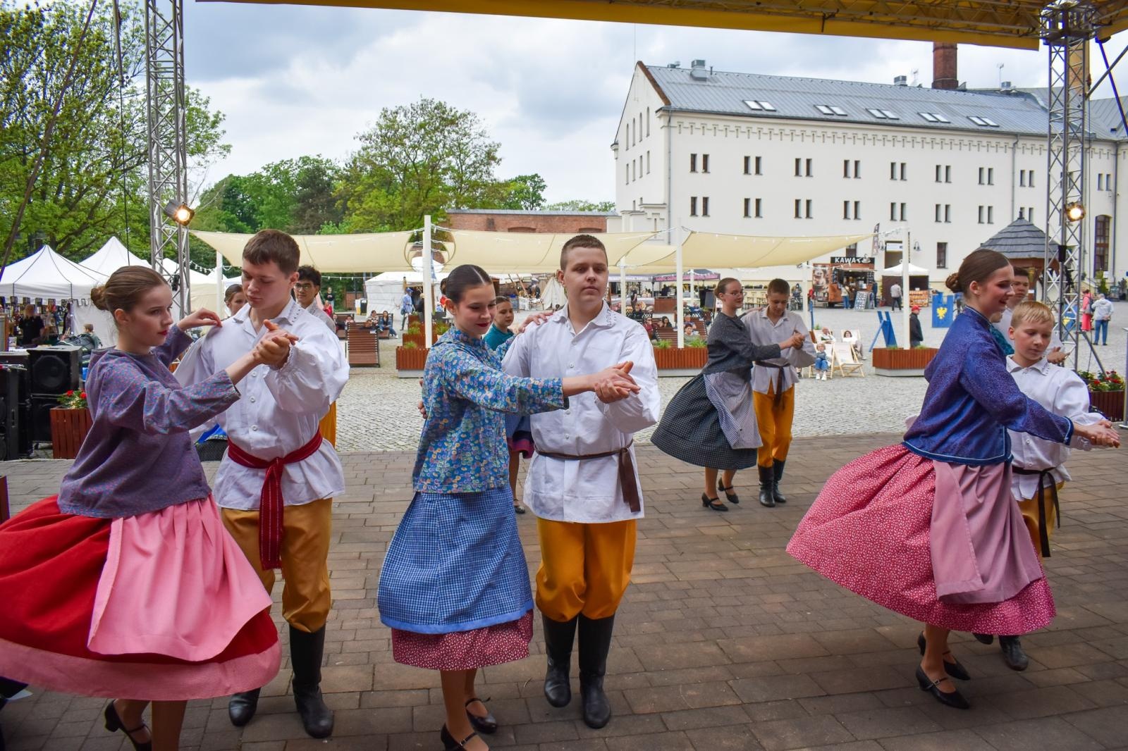 Zdjęcie w galerii na portalu naszraciborz.pl: Międzypokoleniowy spektakl na Zamku Piastowskim w Raciborzu [FOTO] wiadomości z regionu