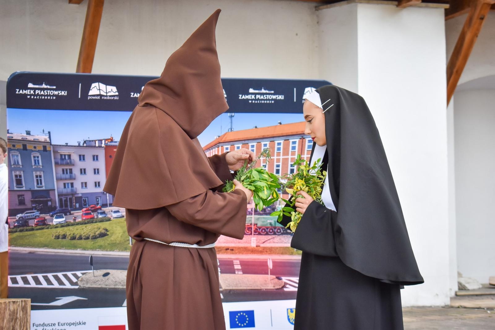 Zdjęcie w galerii na portalu naszraciborz.pl: Międzypokoleniowy spektakl na Zamku Piastowskim w Raciborzu [FOTO] wiadomości z regionu