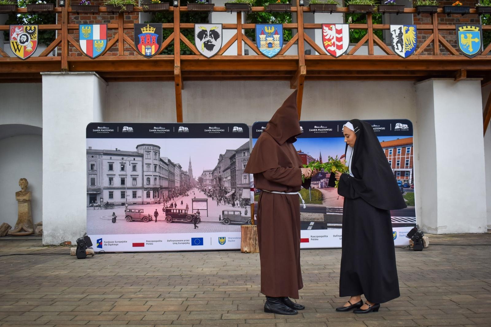 Zdjęcie w galerii na portalu naszraciborz.pl: Międzypokoleniowy spektakl na Zamku Piastowskim w Raciborzu [FOTO] wiadomości z regionu