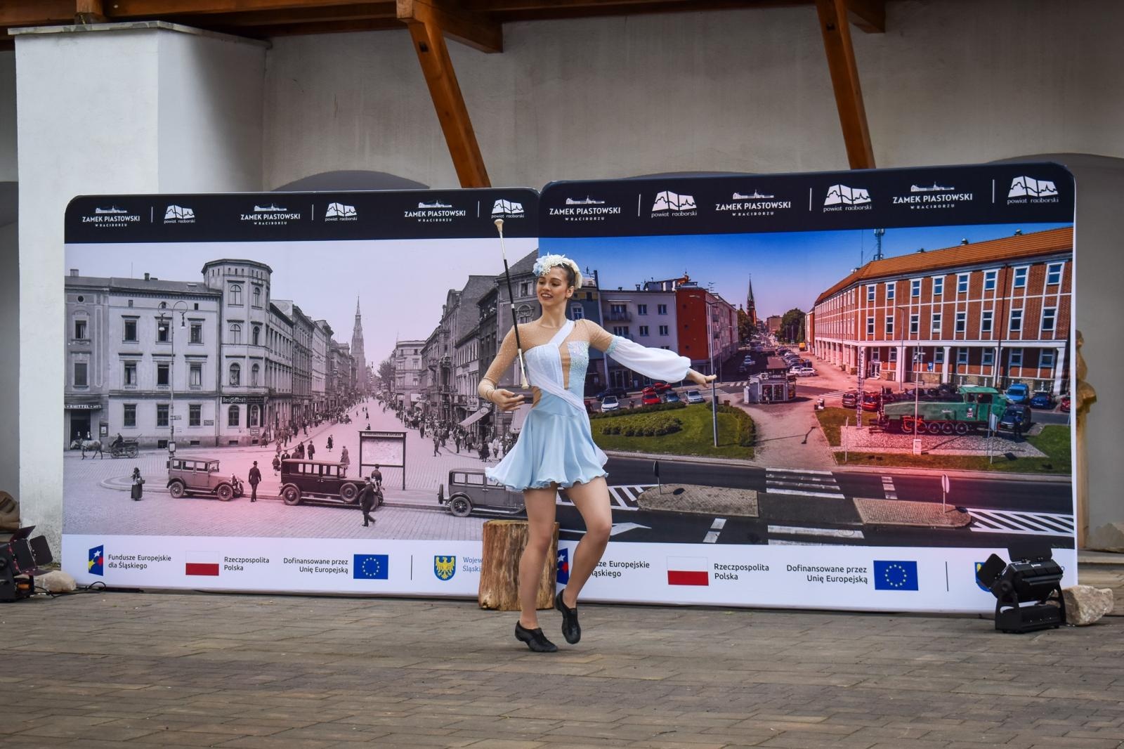 Zdjęcie w galerii na portalu naszraciborz.pl: Międzypokoleniowy spektakl na Zamku Piastowskim w Raciborzu [FOTO] wiadomości z regionu
