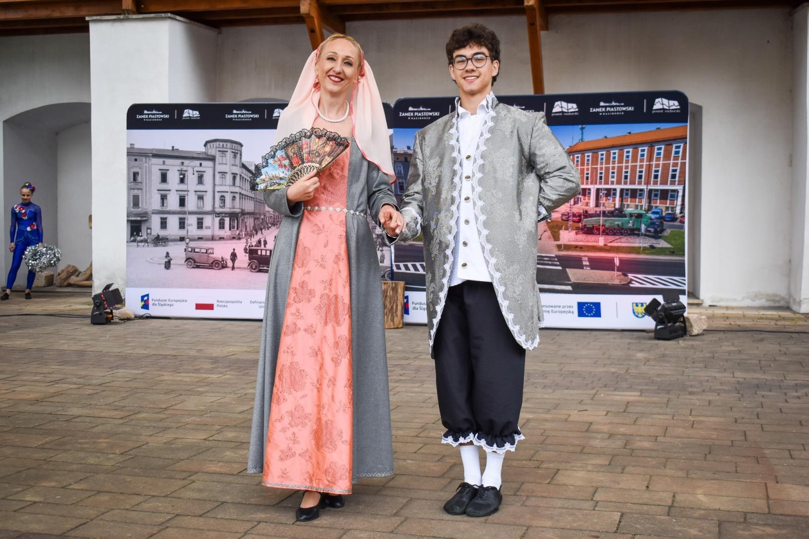 Zdjęcie w galerii na portalu naszraciborz.pl: Międzypokoleniowy spektakl na Zamku Piastowskim w Raciborzu [FOTO] wiadomości z regionu