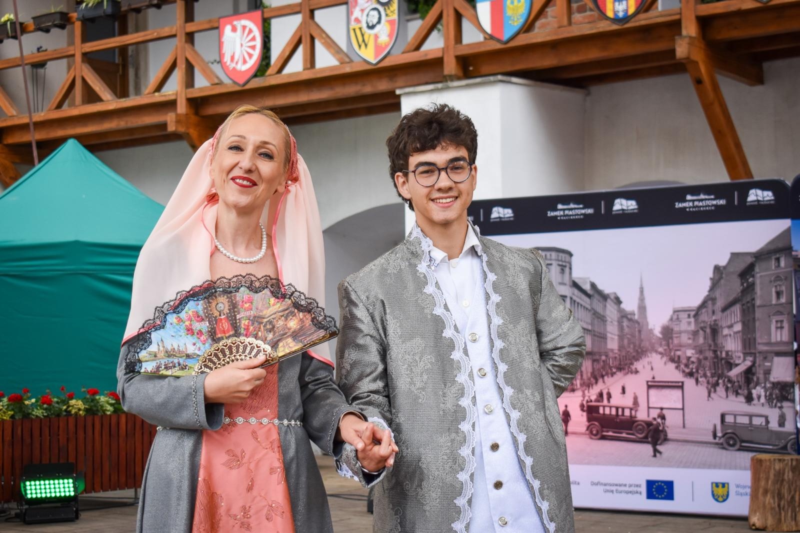 Zdjęcie w galerii na portalu naszraciborz.pl: Międzypokoleniowy spektakl na Zamku Piastowskim w Raciborzu [FOTO] wiadomości z regionu
