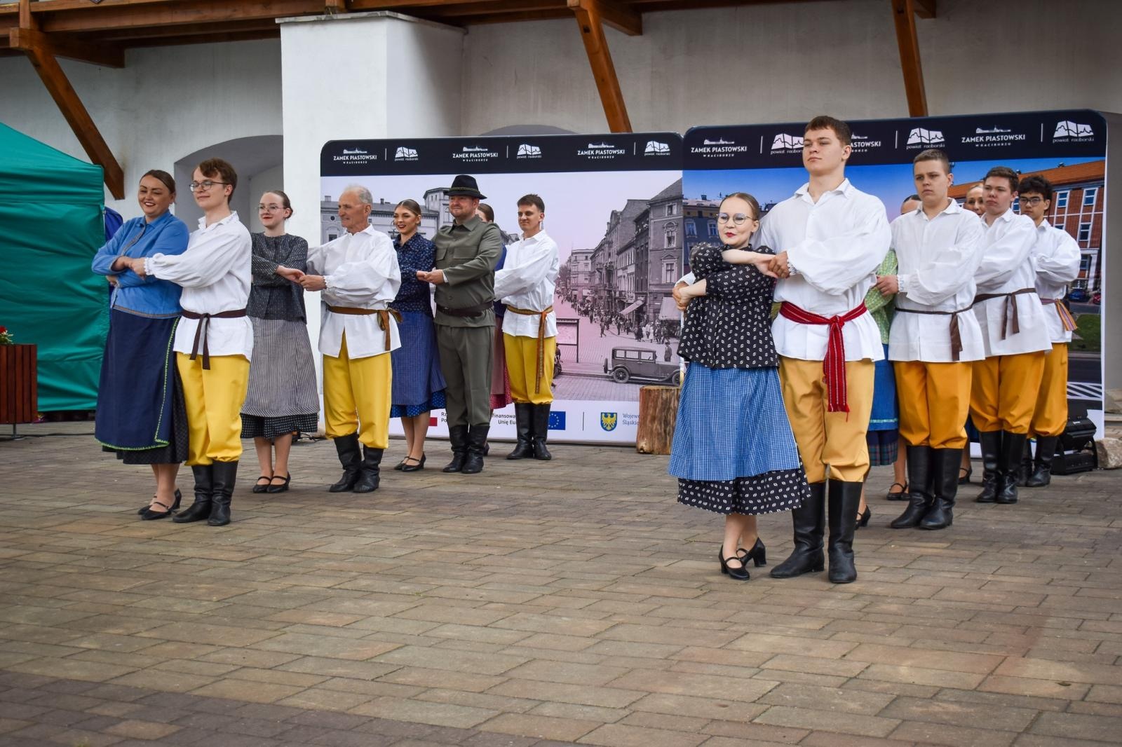 Zdjęcie w galerii na portalu naszraciborz.pl: Międzypokoleniowy spektakl na Zamku Piastowskim w Raciborzu [FOTO] wiadomości z regionu