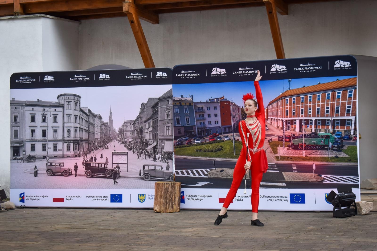 Zdjęcie w galerii na portalu naszraciborz.pl: Międzypokoleniowy spektakl na Zamku Piastowskim w Raciborzu [FOTO] wiadomości z regionu