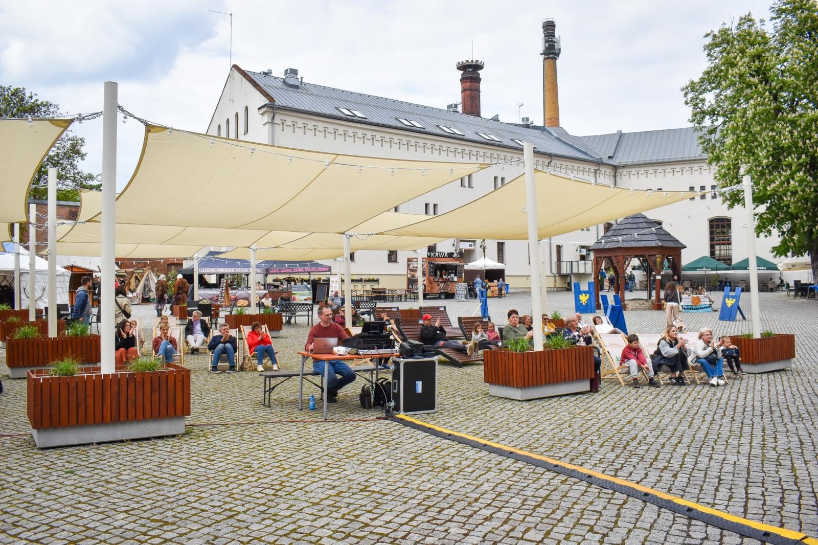 Zdjęcie w galerii na portalu naszraciborz.pl: Międzypokoleniowy spektakl na Zamku Piastowskim w Raciborzu [FOTO] wiadomości z regionu