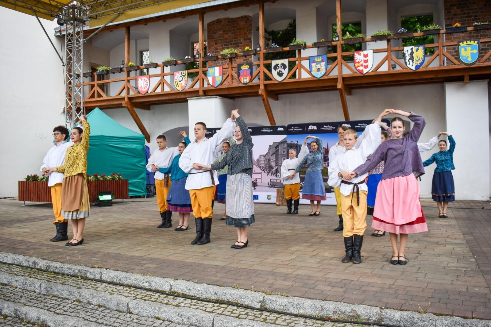 Zdjęcie w galerii na portalu naszraciborz.pl: Międzypokoleniowy spektakl na Zamku Piastowskim w Raciborzu [FOTO] wiadomości z regionu