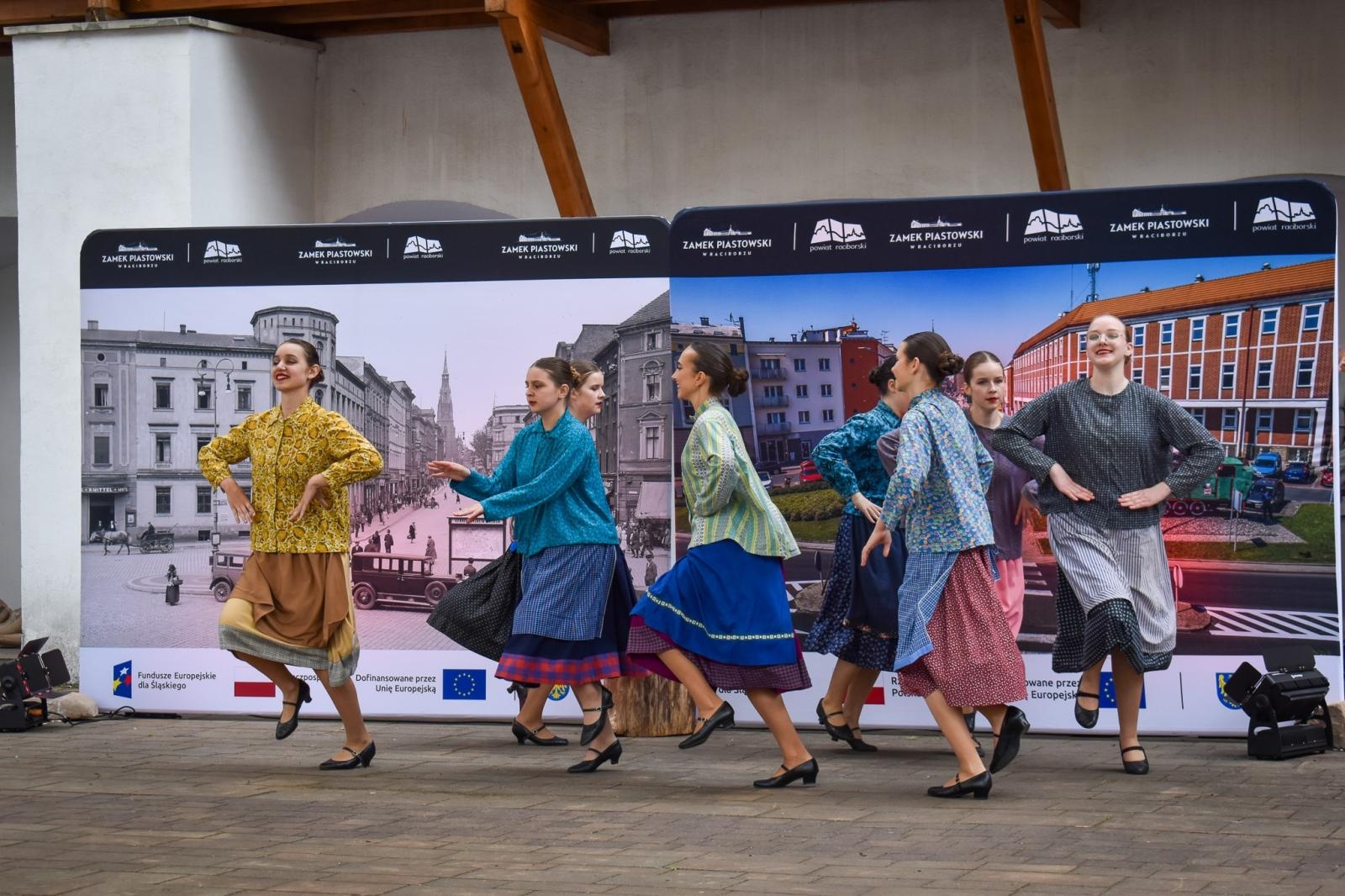 Zdjęcie w galerii na portalu naszraciborz.pl: Międzypokoleniowy spektakl na Zamku Piastowskim w Raciborzu [FOTO] wiadomości z regionu