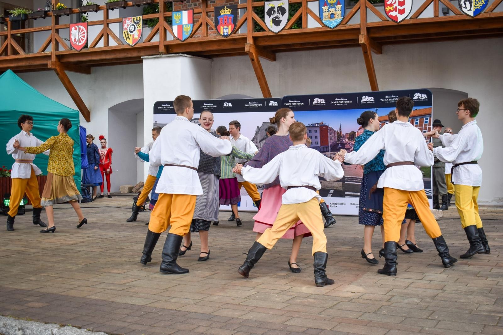 Zdjęcie w galerii na portalu naszraciborz.pl: Międzypokoleniowy spektakl na Zamku Piastowskim w Raciborzu [FOTO] wiadomości z regionu