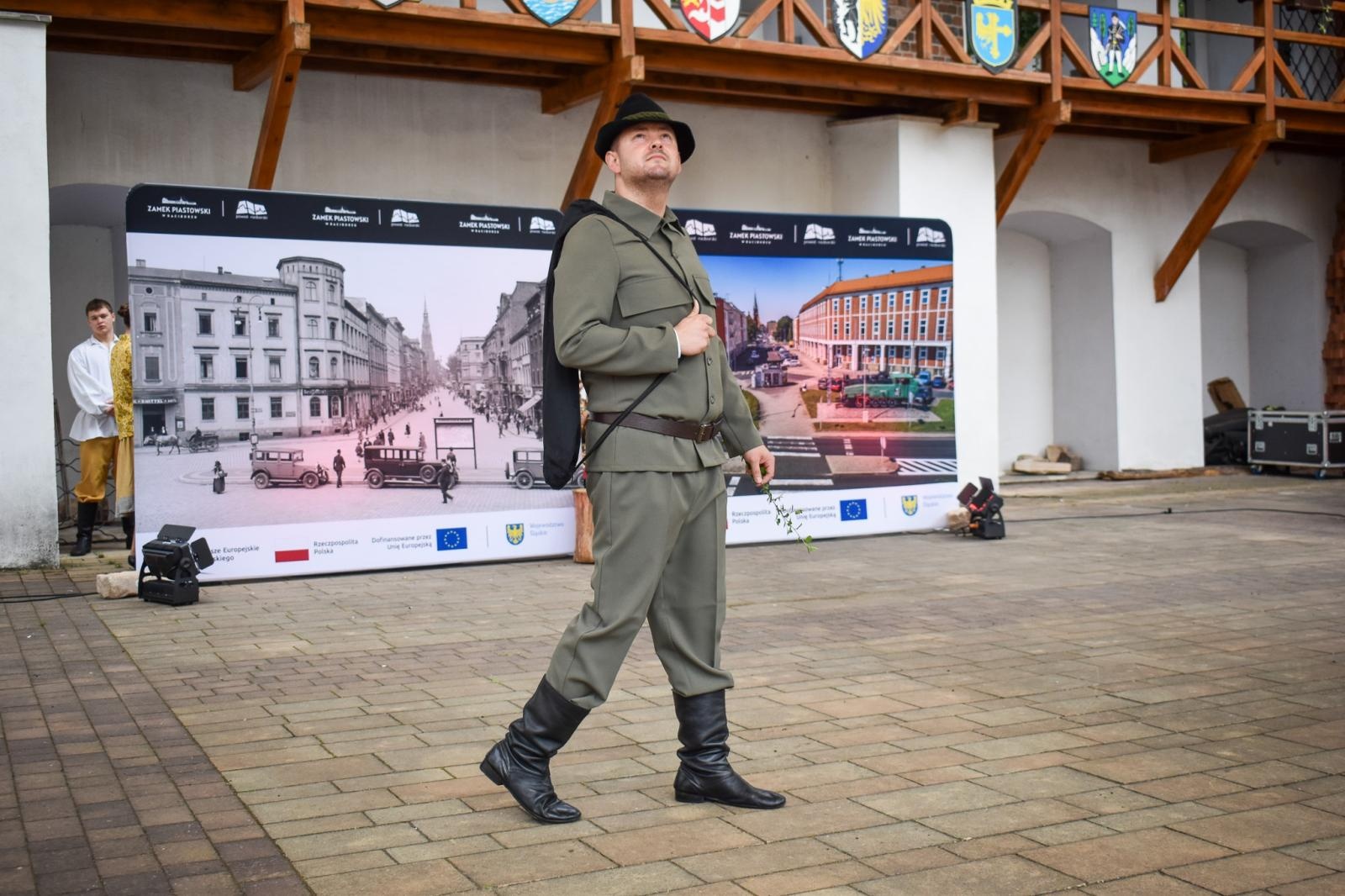 Zdjęcie w galerii na portalu naszraciborz.pl: Międzypokoleniowy spektakl na Zamku Piastowskim w Raciborzu [FOTO] wiadomości z regionu