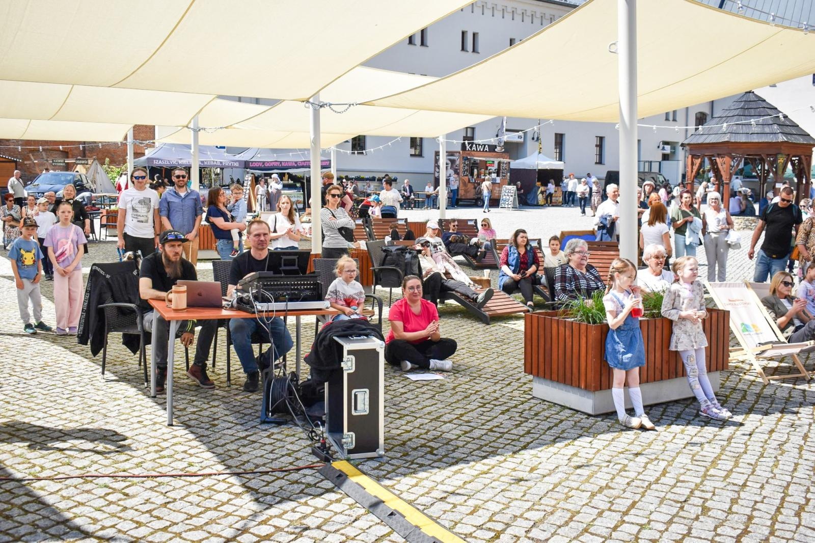 Zdjęcie w galerii na portalu naszraciborz.pl: Międzypokoleniowy spektakl na Zamku Piastowskim w Raciborzu [FOTO] wiadomości z regionu