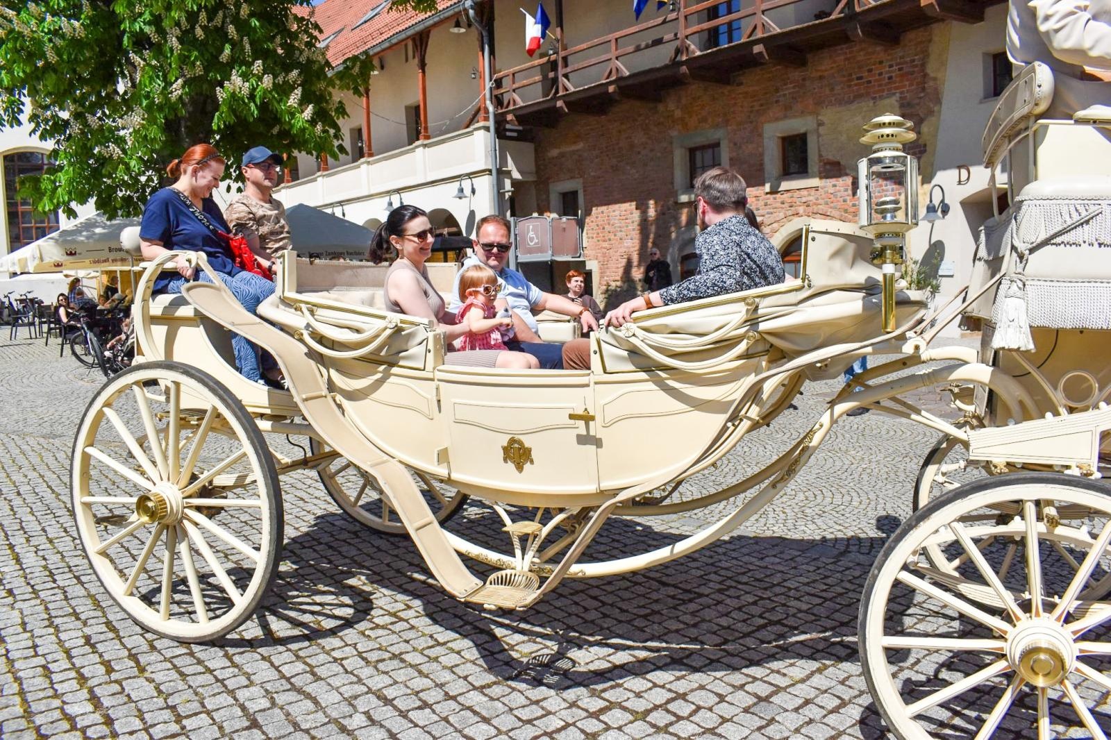 Zdjęcie w galerii na portalu naszraciborz.pl: Pierwsze przejażdżki powozem w Parku Zamkowym w Raciborzu. Nowa atrakcja Zamku Piastowskiego wiadomości z regionu