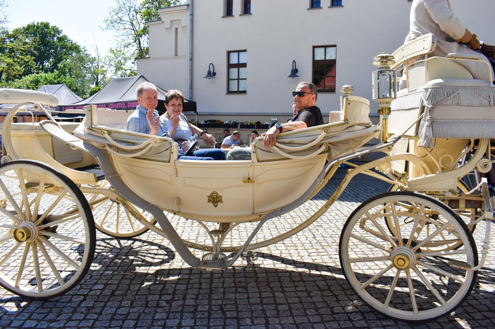 Zdjęcie w galerii na portalu naszraciborz.pl: Pierwsze przejażdżki powozem w Parku Zamkowym w Raciborzu. Nowa atrakcja Zamku Piastowskiego wiadomości z regionu