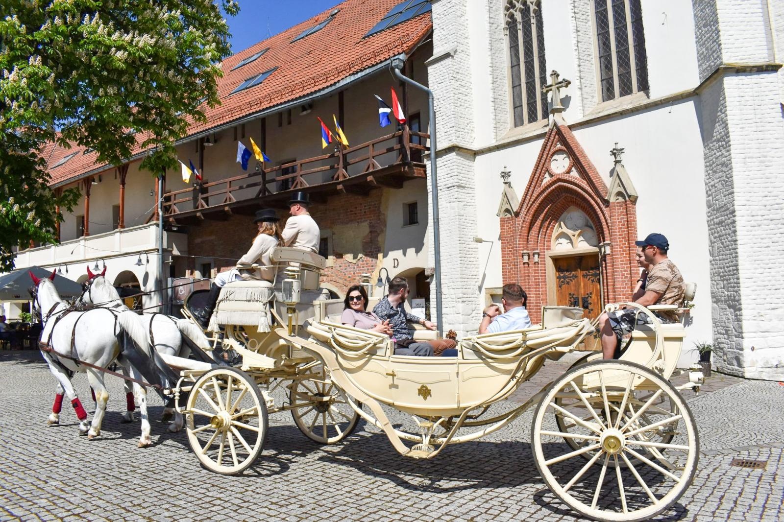Zdjęcie w galerii na portalu naszraciborz.pl: Pierwsze przejażdżki powozem w Parku Zamkowym w Raciborzu. Nowa atrakcja Zamku Piastowskiego wiadomości z regionu