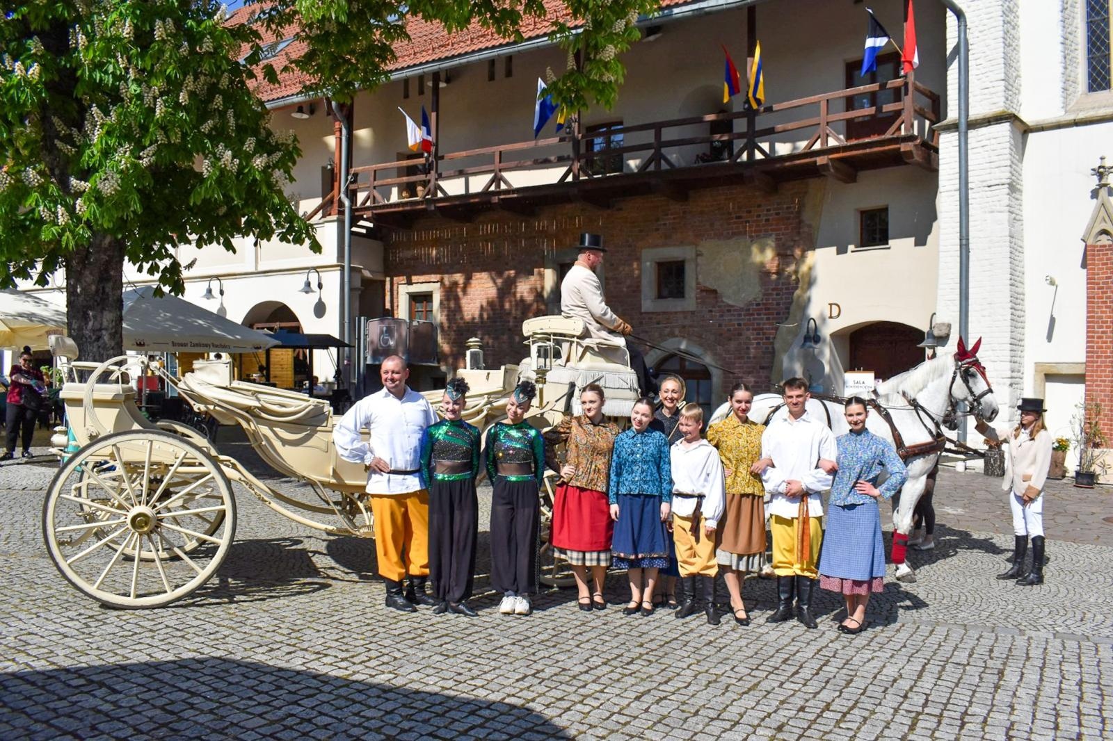 Zdjęcie w galerii na portalu naszraciborz.pl: Pierwsze przejażdżki powozem w Parku Zamkowym w Raciborzu. Nowa atrakcja Zamku Piastowskiego wiadomości z regionu
