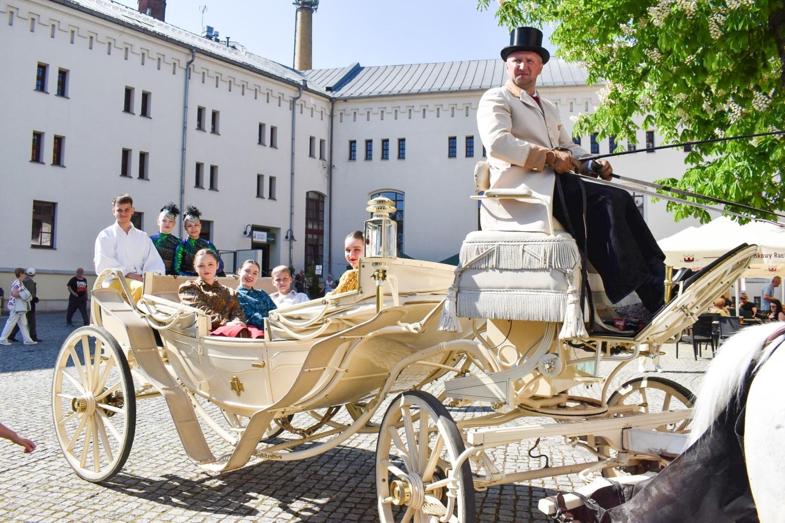 Zdjęcie w galerii na portalu naszraciborz.pl: Pierwsze przejażdżki powozem w Parku Zamkowym w Raciborzu. Nowa atrakcja Zamku Piastowskiego wiadomości z regionu