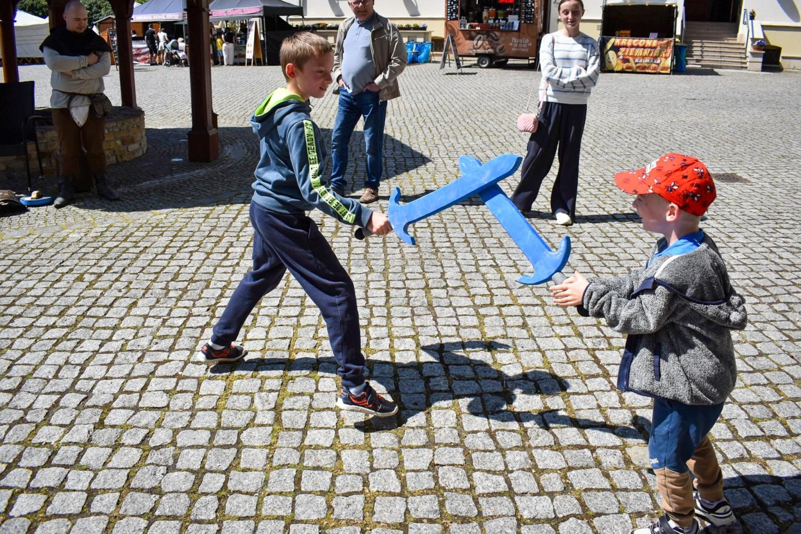 Zdjęcie w galerii na portalu naszraciborz.pl: Dzień rycerski dla dzieci i młodzieży na Zamku Piastowskim w Raciborzu [FOTO] wiadomości z regionu