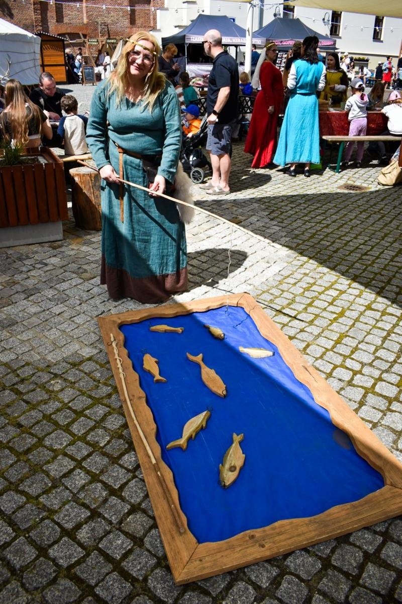 Zdjęcie w galerii na portalu naszraciborz.pl: Dzień rycerski dla dzieci i młodzieży na Zamku Piastowskim w Raciborzu [FOTO] wiadomości z regionu