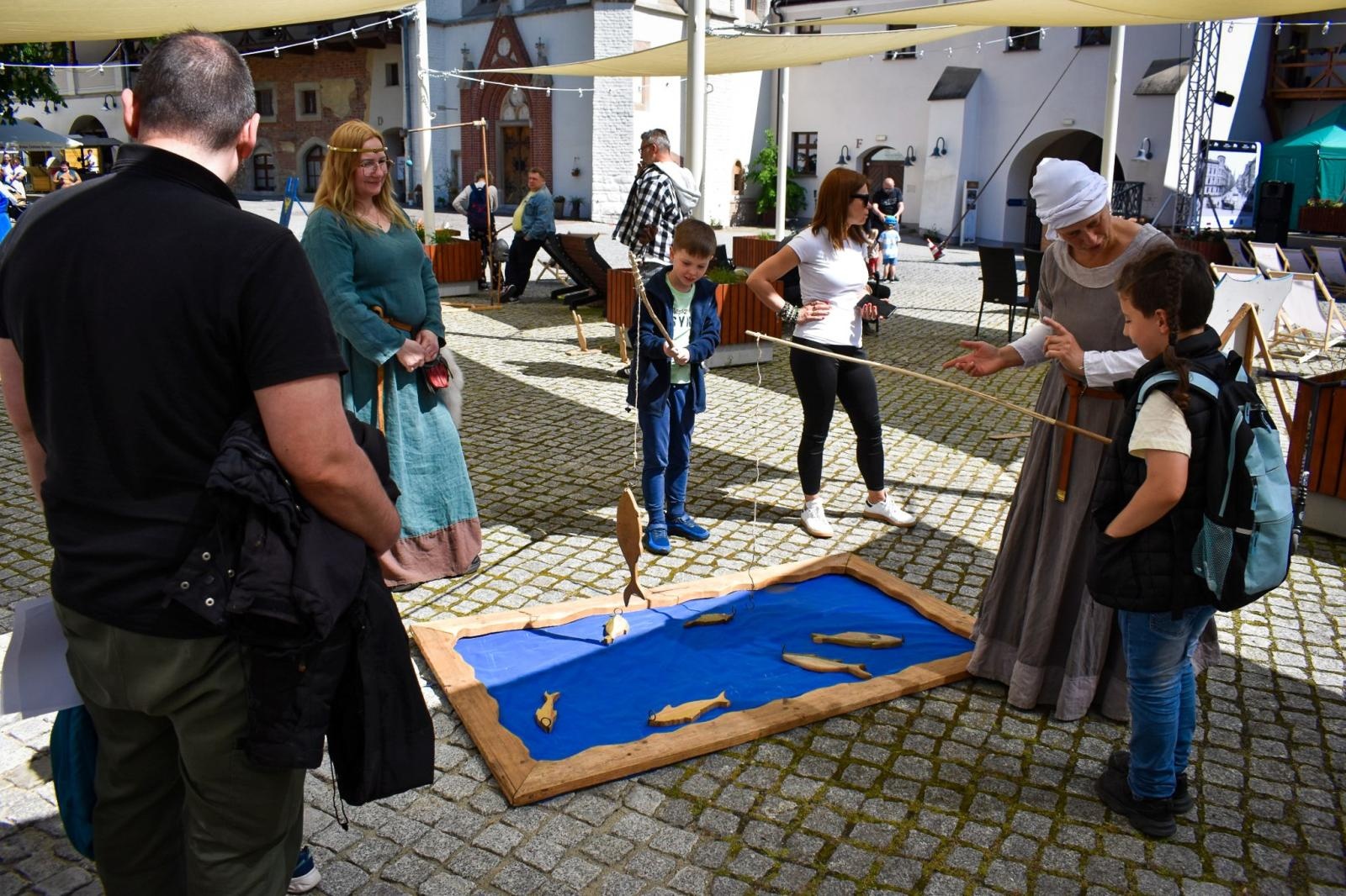 Zdjęcie w galerii na portalu naszraciborz.pl: Dzień rycerski dla dzieci i młodzieży na Zamku Piastowskim w Raciborzu [FOTO] wiadomości z regionu