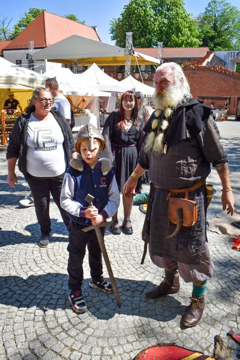 Zdjęcie w galerii na portalu naszraciborz.pl: Dzień rycerski dla dzieci i młodzieży na Zamku Piastowskim w Raciborzu [FOTO] wiadomości z regionu