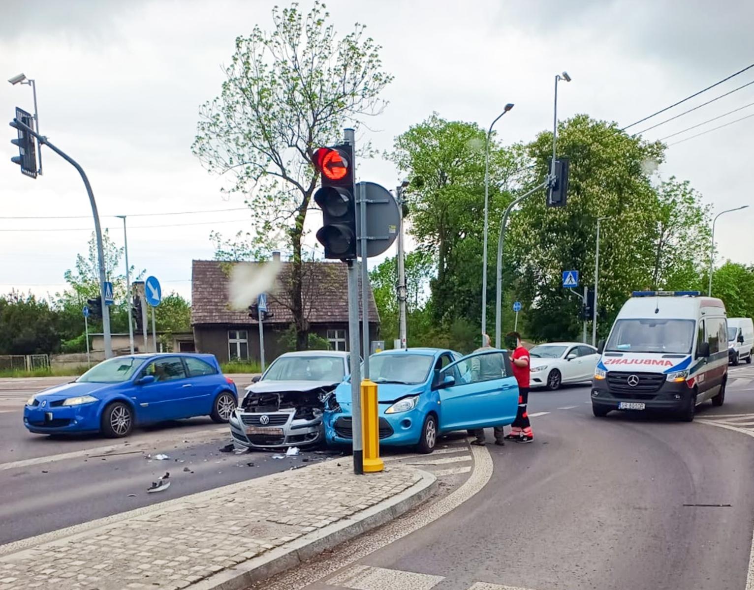 Zdjęcie w galerii na portalu naszraciborz.pl: Zderzenie dwóch samochodów na ulicy Rybnickiej w Raciborzu wiadomości z regionu