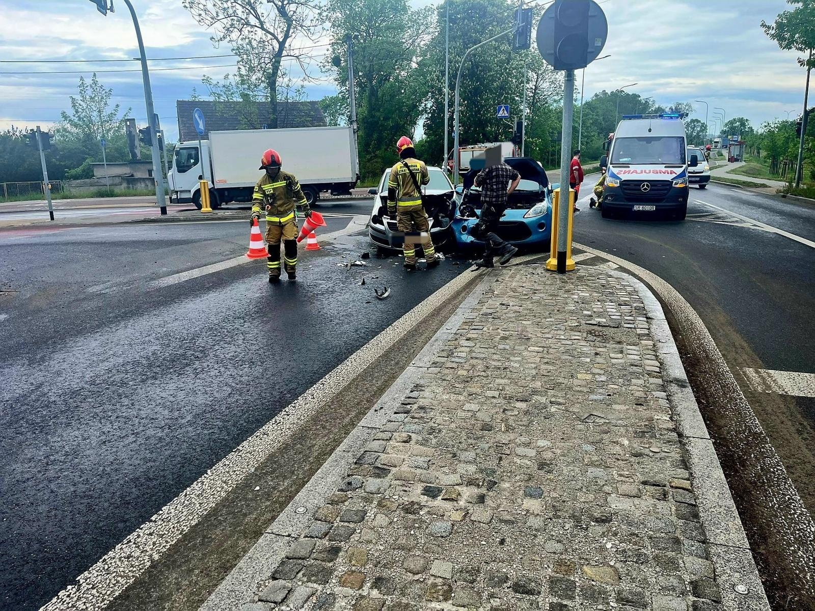 Zdjęcie w galerii na portalu naszraciborz.pl: Zderzenie dwóch samochodów na ulicy Rybnickiej w Raciborzu wiadomości z regionu