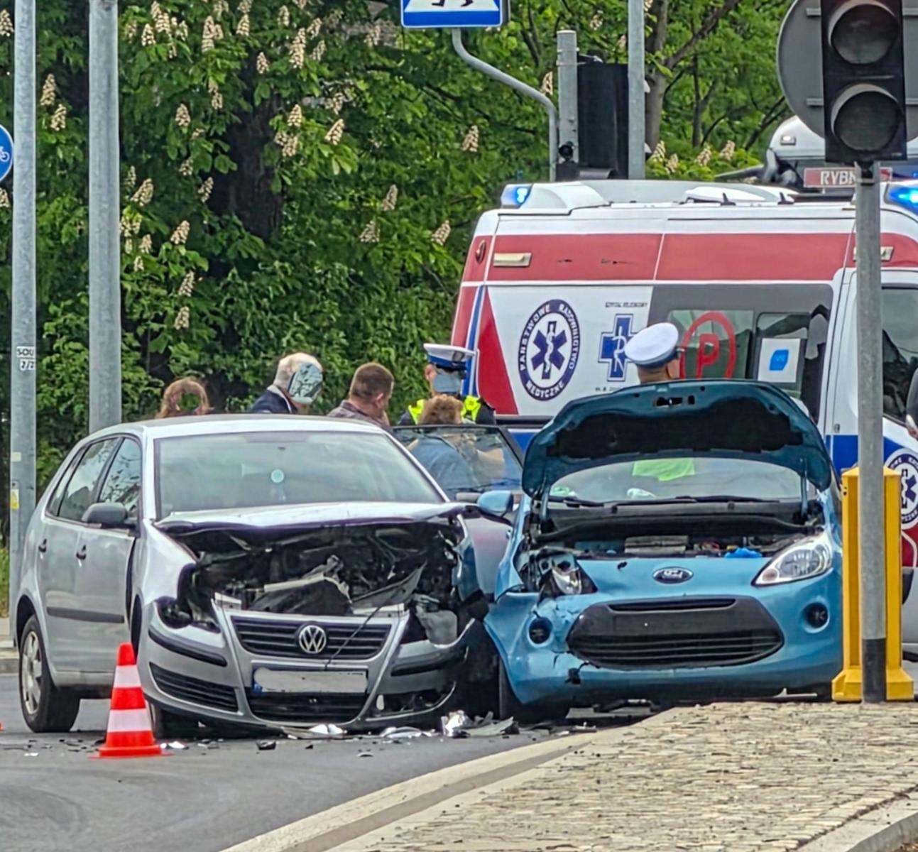 Zdjęcie w galerii na portalu naszraciborz.pl: Zderzenie dwóch samochodów na ulicy Rybnickiej w Raciborzu wiadomości z regionu