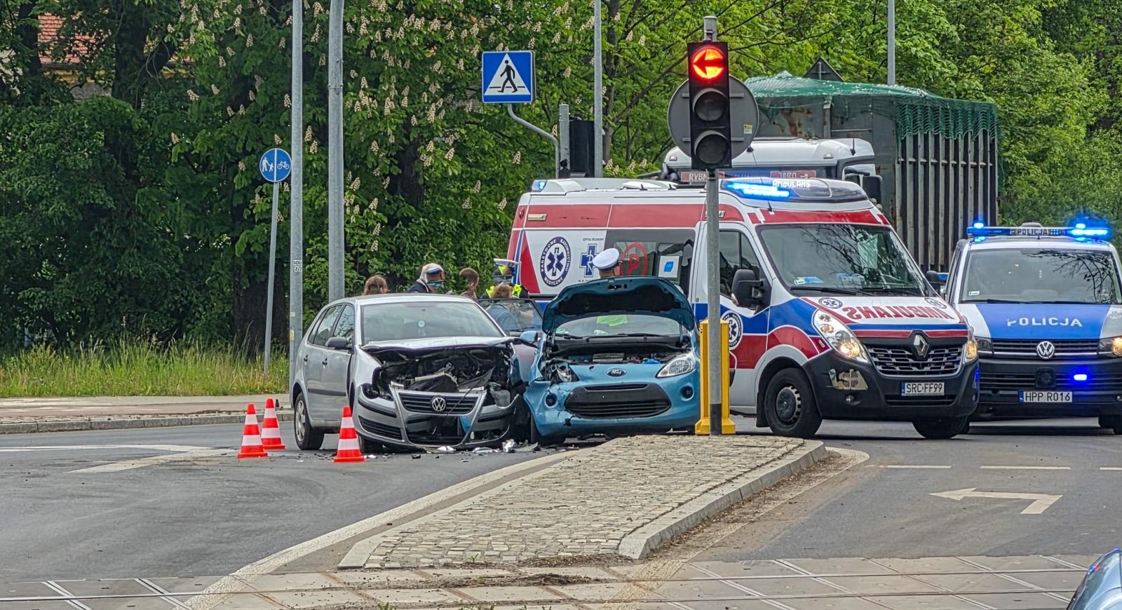 Zdjęcie w galerii na portalu naszraciborz.pl: Zderzenie dwóch samochodów na ulicy Rybnickiej w Raciborzu wiadomości z regionu