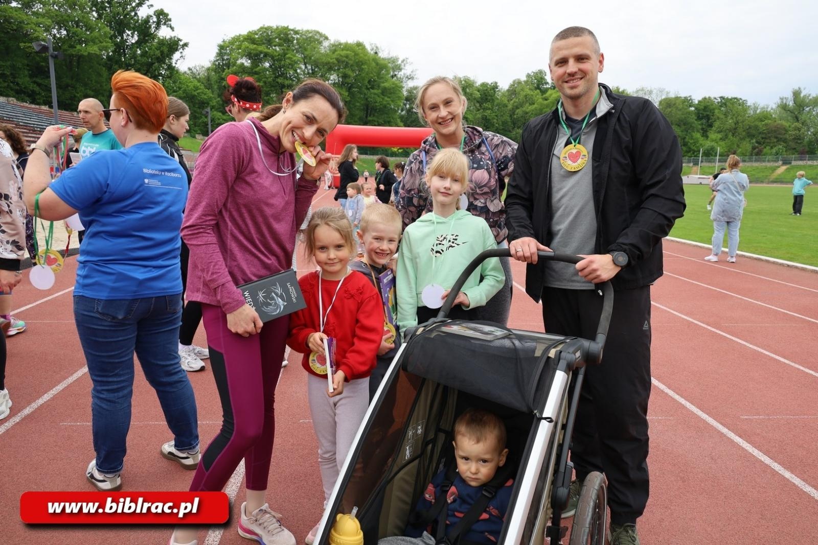 Zdjęcie w galerii na portalu naszraciborz.pl: Raciborzanie pobiegli z książką wiadomości z regionu