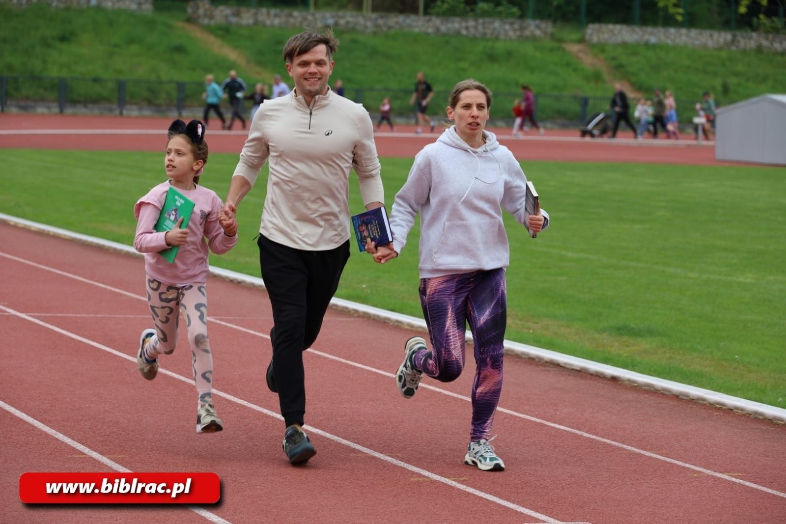 Zdjęcie w galerii na portalu naszraciborz.pl: Raciborzanie pobiegli z książką wiadomości z regionu