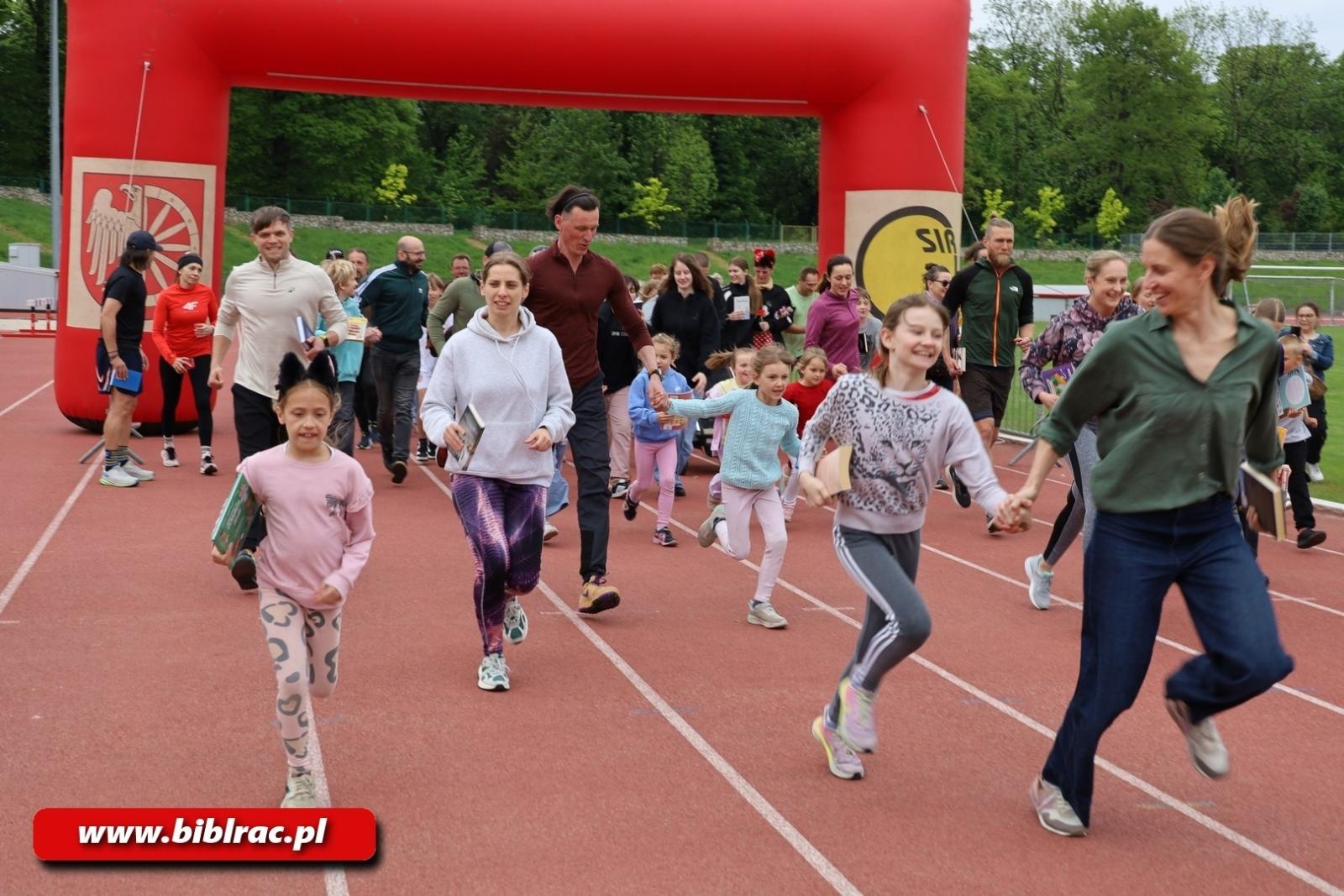 Zdjęcie w galerii na portalu naszraciborz.pl: Raciborzanie pobiegli z książką wiadomości z regionu