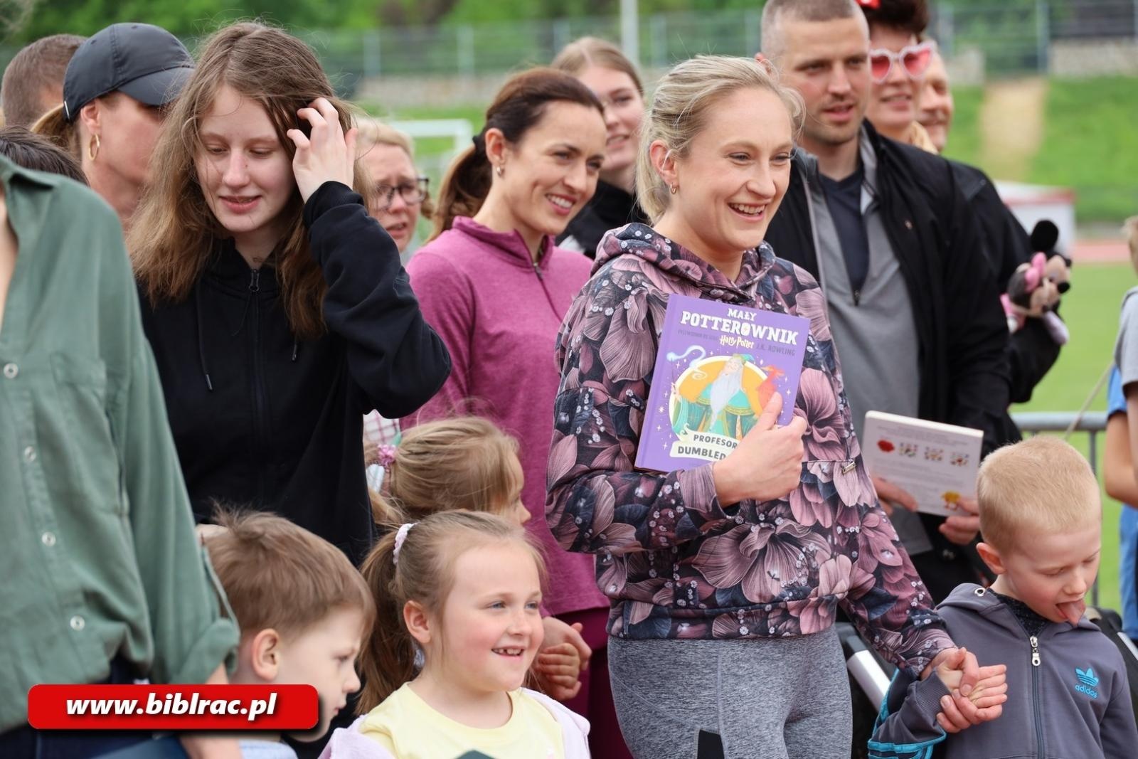Zdjęcie w galerii na portalu naszraciborz.pl: Raciborzanie pobiegli z książką wiadomości z regionu