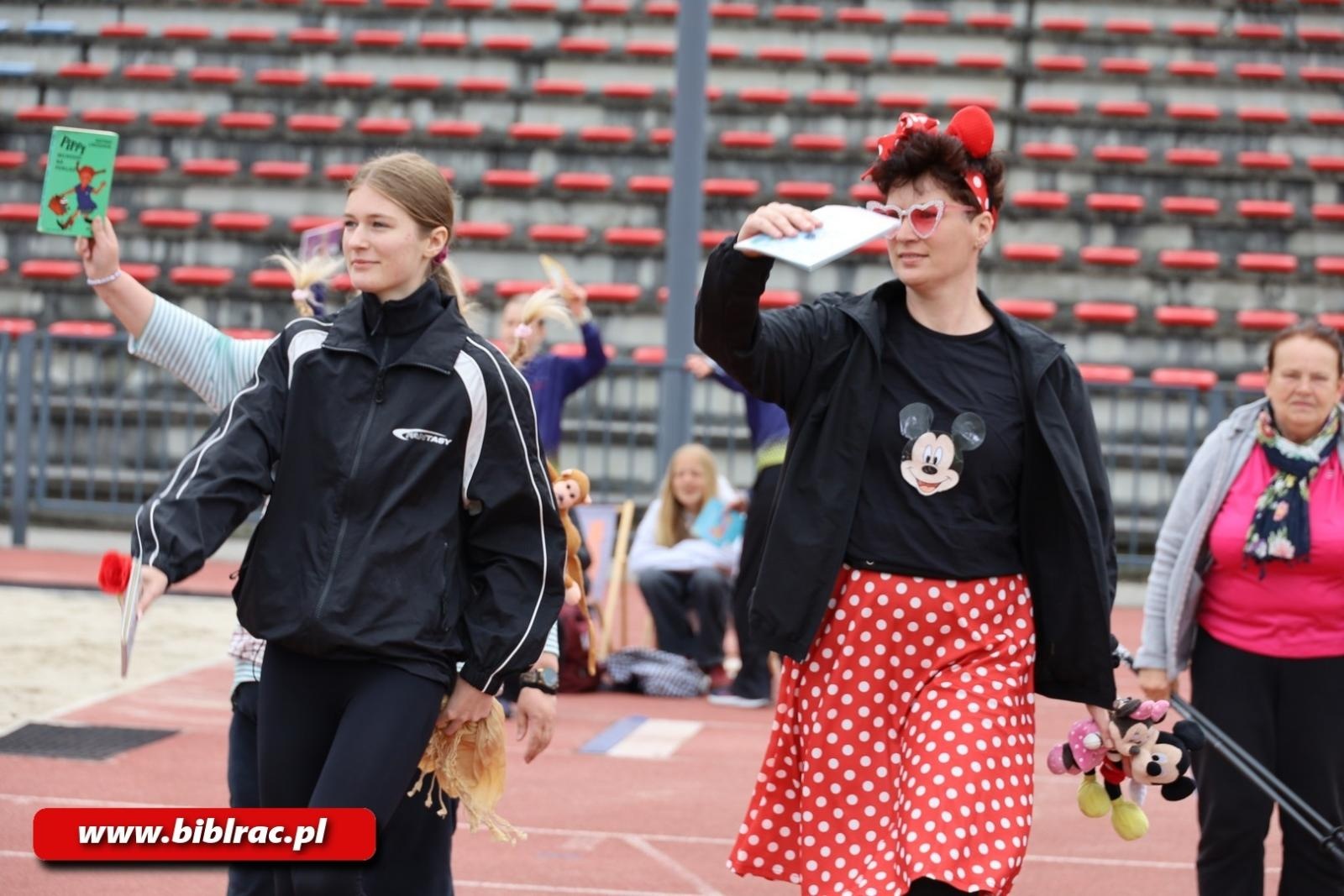 Zdjęcie w galerii na portalu naszraciborz.pl: Raciborzanie pobiegli z książką wiadomości z regionu
