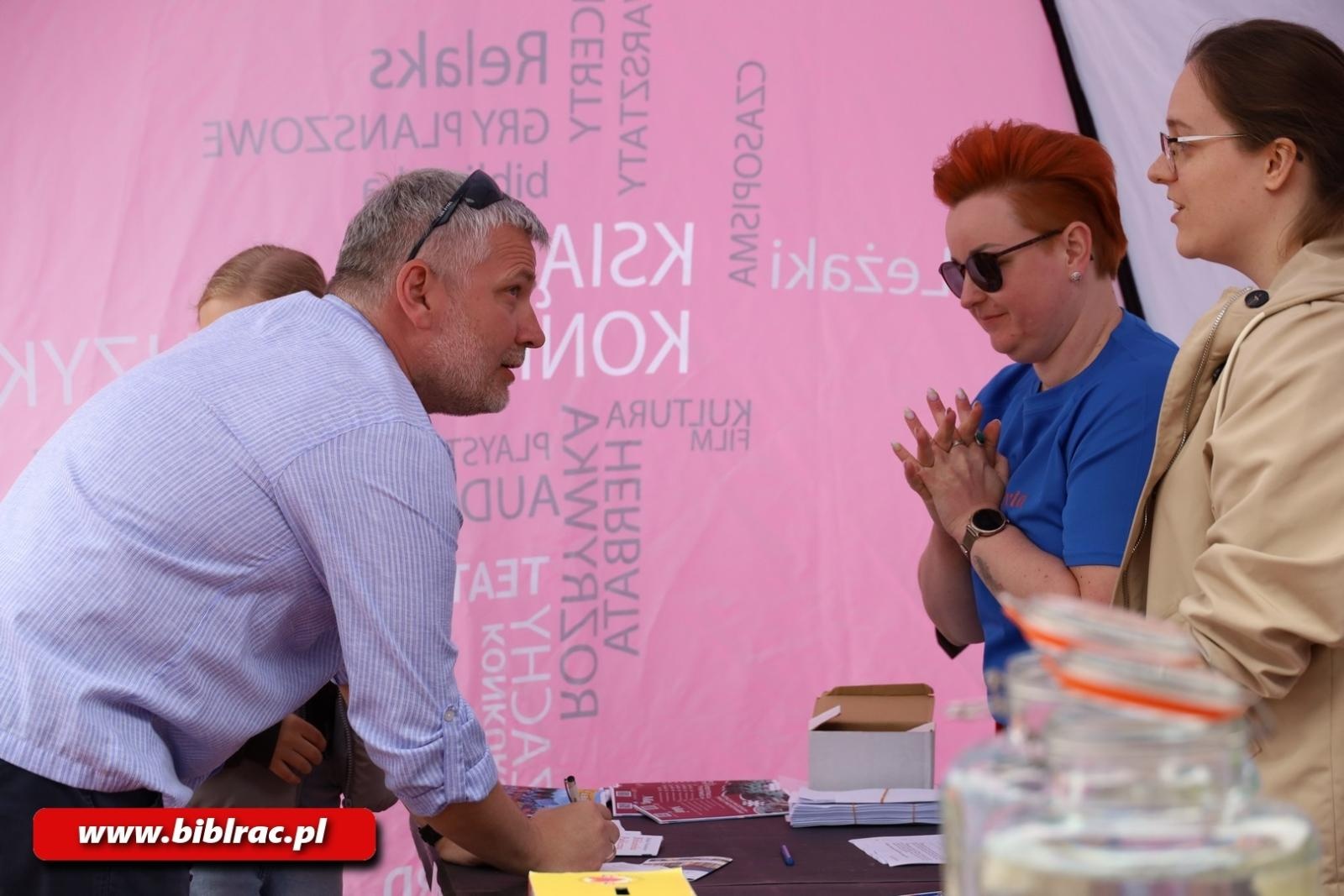 Zdjęcie w galerii na portalu naszraciborz.pl: Raciborzanie pobiegli z książką wiadomości z regionu