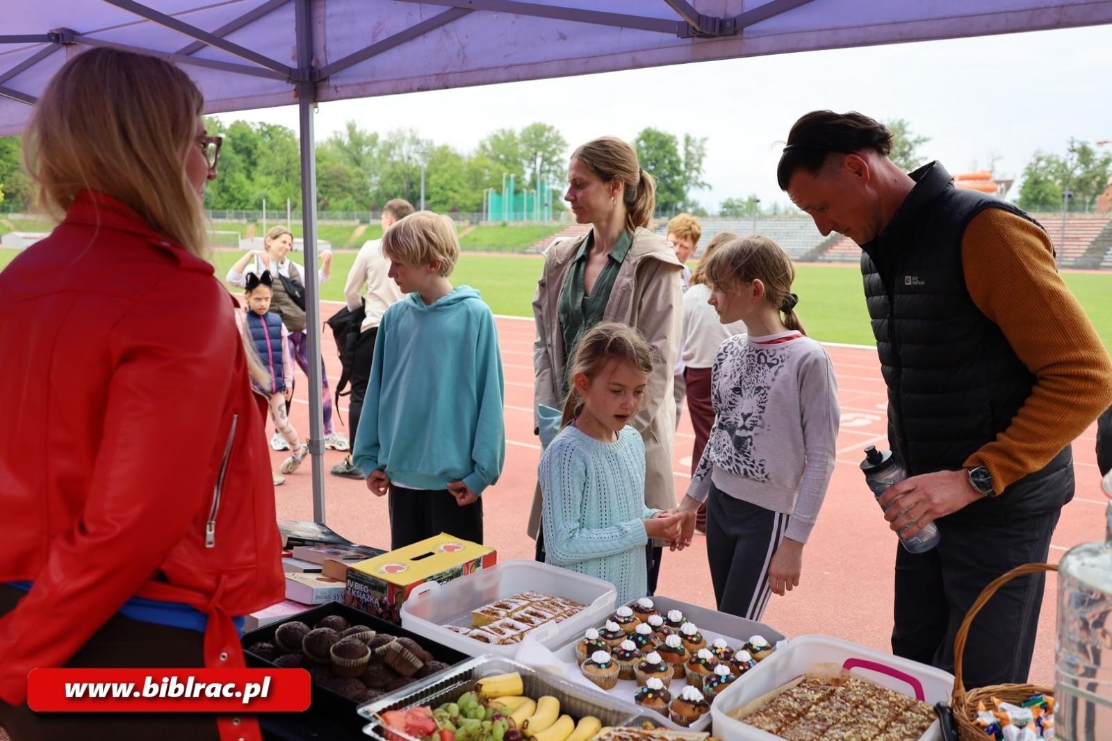Zdjęcie w galerii na portalu naszraciborz.pl: Raciborzanie pobiegli z książką wiadomości z regionu