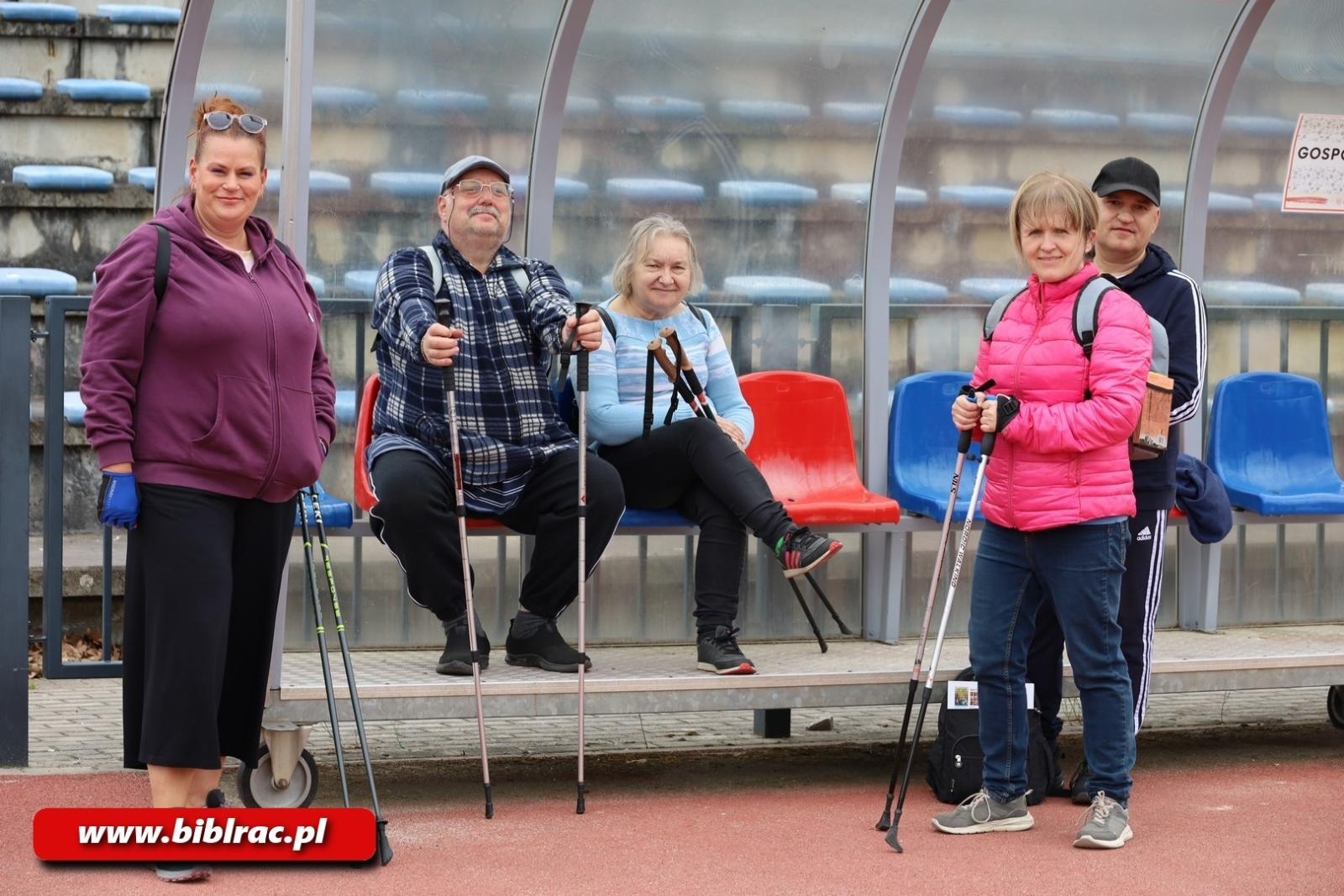 Zdjęcie w galerii na portalu naszraciborz.pl: Raciborzanie pobiegli z książką wiadomości z regionu