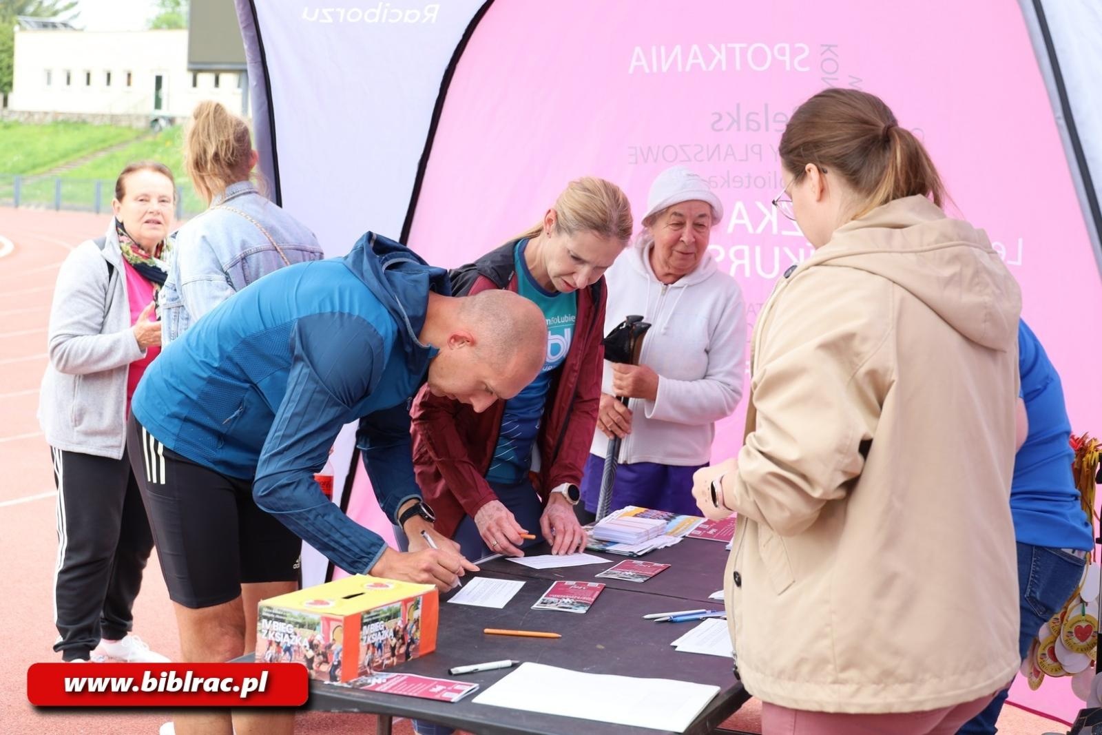 Zdjęcie w galerii na portalu naszraciborz.pl: Raciborzanie pobiegli z książką wiadomości z regionu