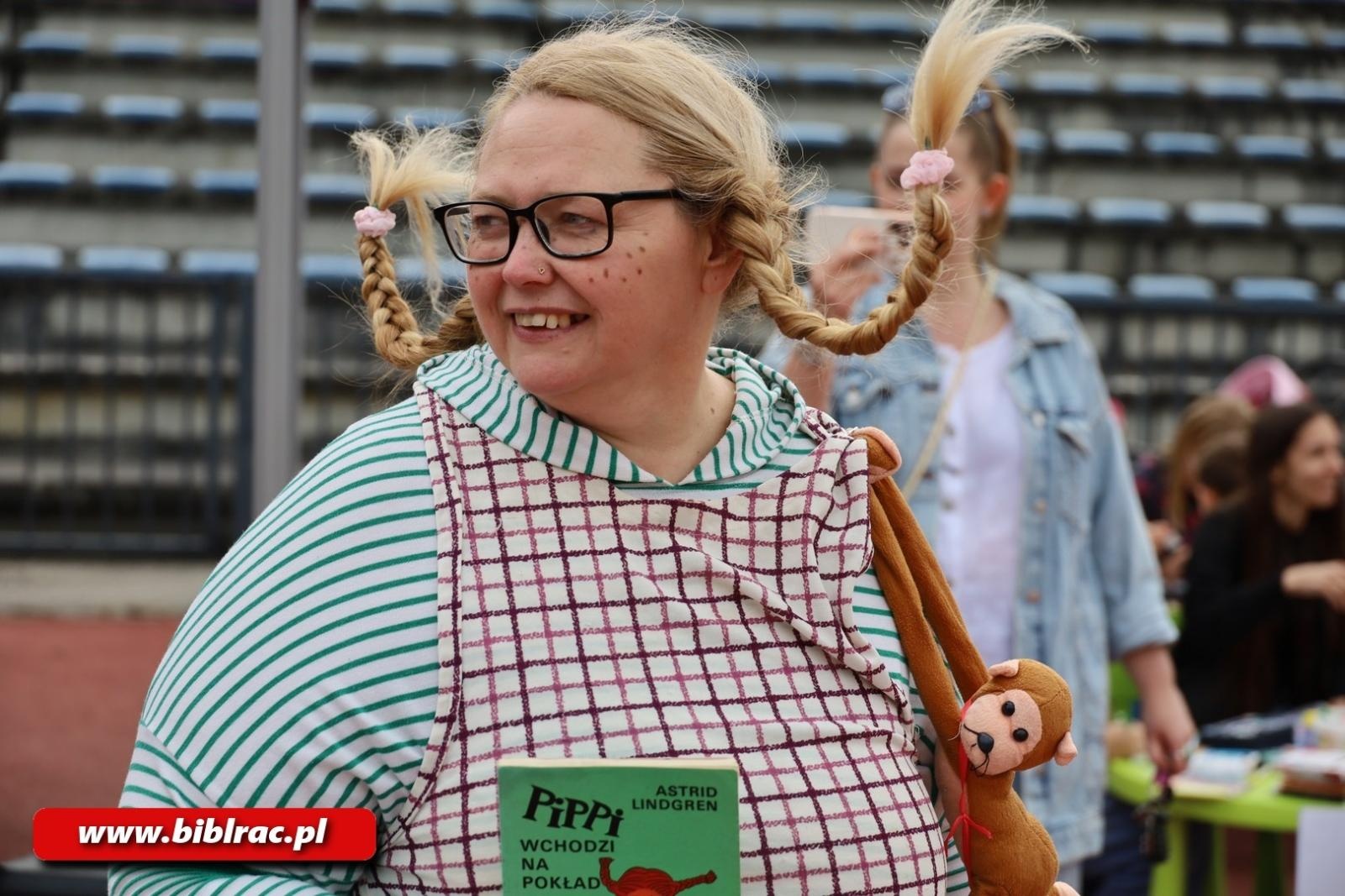 Zdjęcie w galerii na portalu naszraciborz.pl: Raciborzanie pobiegli z książką wiadomości z regionu